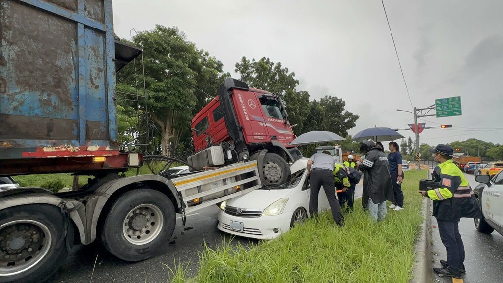 花蓮縣新城鄉台9線184.5公里處北埔路段一輛聯結車28日下午衝過中央分隔島，撞上對向2輛自小客車，造成4人受傷，詳細事故原因待警方調查釐清。（民眾提供）中央社記者李先鳳傳真　114年10月28日