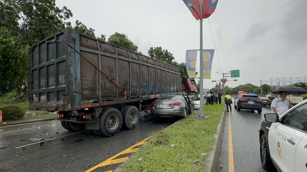 聯結車駕駛邱姓男子28日沿台9線北往南行駛，不明原因衝過中央分隔島，逆向撞上2輛自小客車，造成4人受傷，所幸均無生命危險。（民眾提供）中央社記者李先鳳傳真　114年10月28日