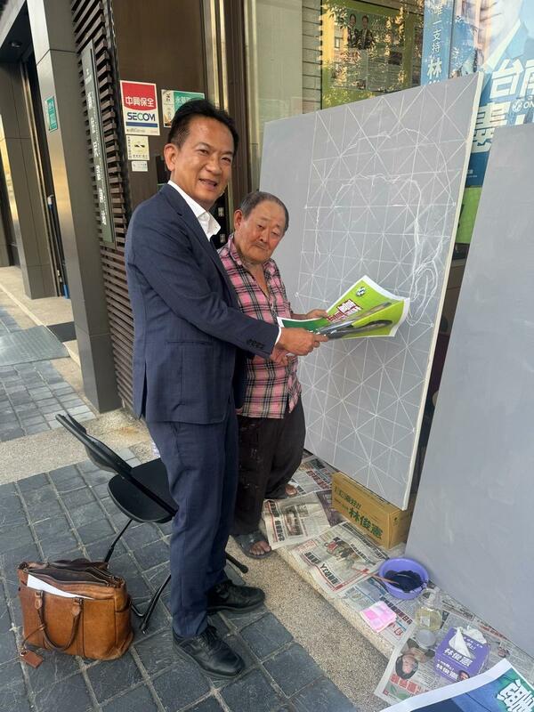 立法委員林俊憲日前與「國寶級電影海報大師」顏振發跨世代合作手繪看板。 圖：林俊憲服務處提供