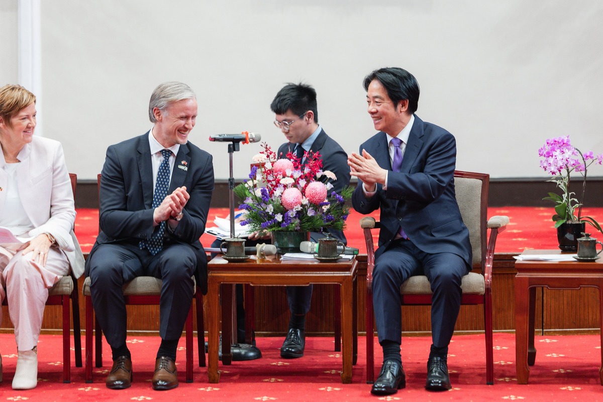 總統賴清德28日下午接見「福爾摩沙俱樂部年會」暨「台歐海底電纜安全合作論壇」與會歐洲外賓。 圖：翻攝「臉書」潘孟安粉絲專頁