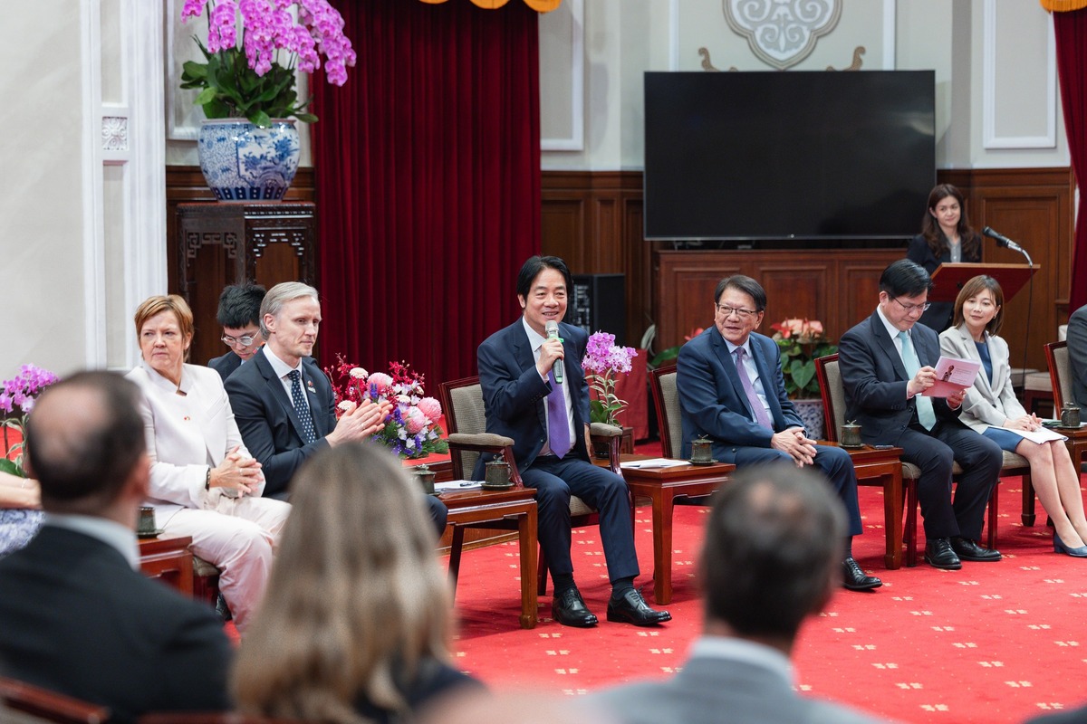 總統賴清德28日下午接見「福爾摩沙俱樂部年會」暨「台歐海底電纜安全合作論壇」與會歐洲外賓。 圖：翻攝「臉書」潘孟安粉絲專頁