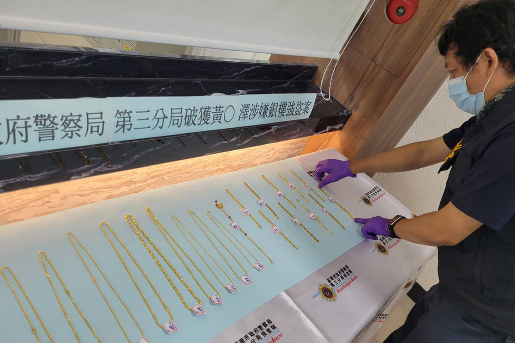 台南市安南區一間銀樓27日下午遭黃姓男子闖入搶走黃金飾品一批，警方循線將其拘捕到案，查扣遭搶金飾及相關證物。（台南市第三警分局提供）中央社記者楊思瑞台南傳真　114年10月28日