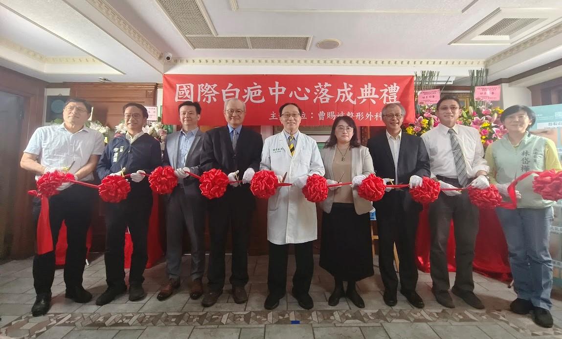 曹賜斌(中)創立全球首家國際白疤中心，近4年來已嘉惠逾500名全球各大洲白疤患者。  圖：曹賜斌整形外科診所/提供
