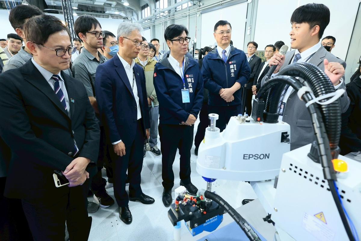 陳其邁(中)、童子賢(左一)與貴賓參觀基地展示區，了解5G與AI技術如何應用於智慧製造與數位轉型。 圖：高雄市政府/提供