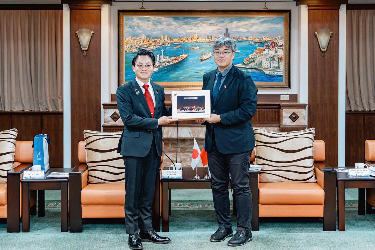 李懷仁(右)歡迎辻本太一(左)來訪。 圖：高雄市行國處/提供