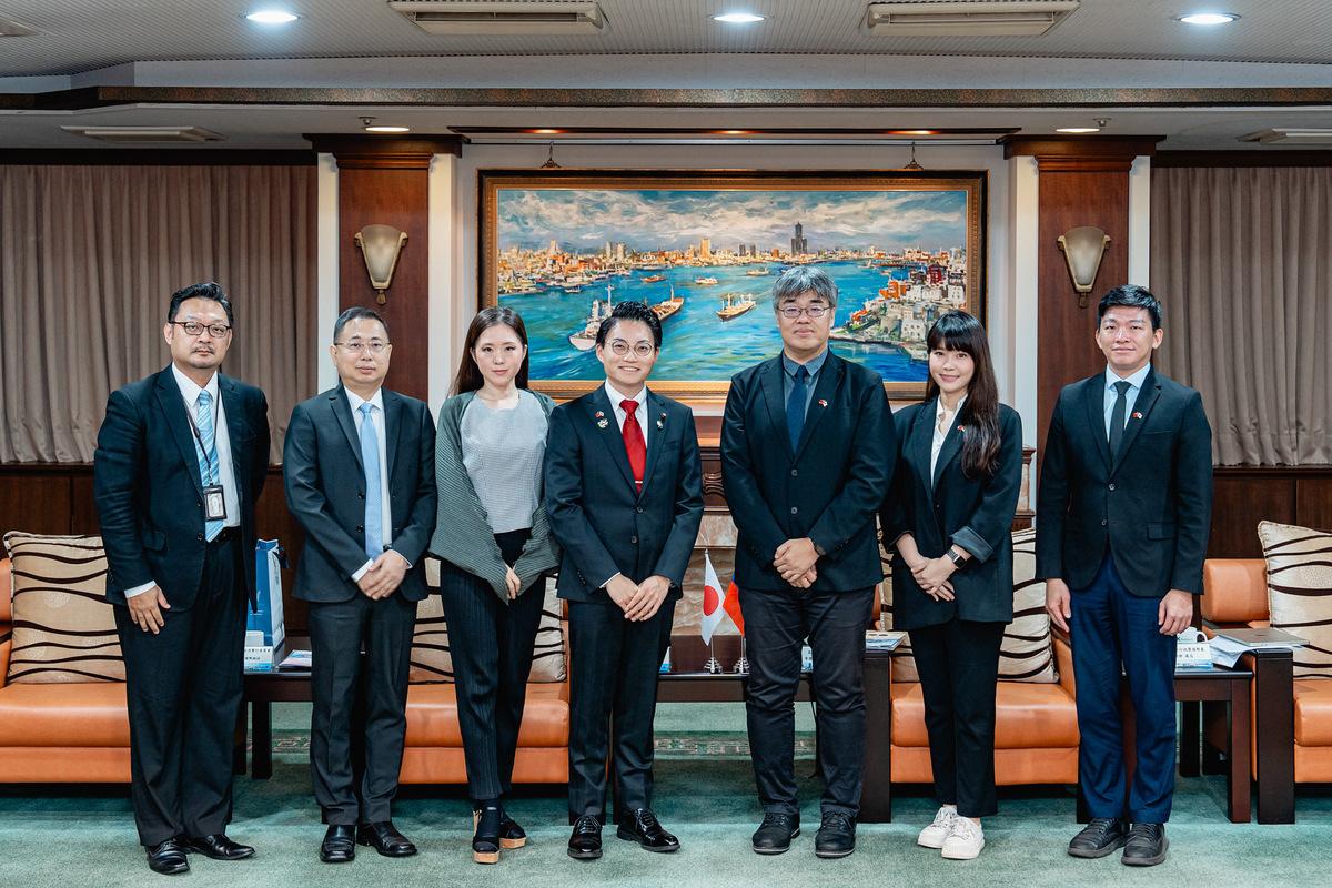 辻本太一(中)偕「和歌山音樂國際交流實行委員會」成員拜會高市府團隊。 圖：高雄市行國處/提供