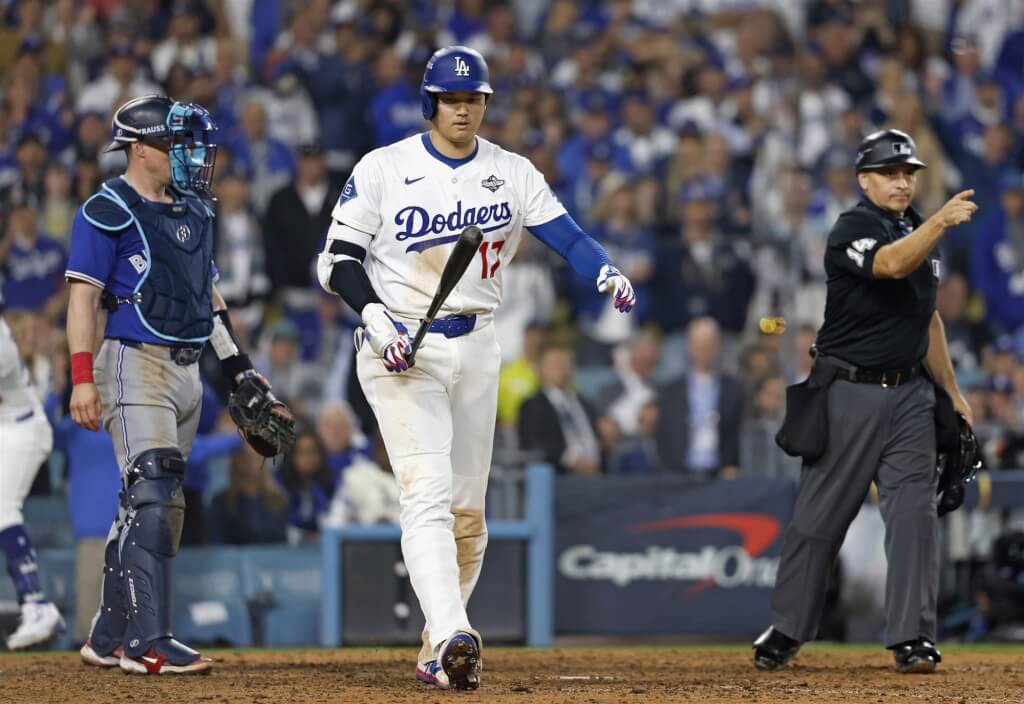 28日世界大賽第3戰，道奇球星大谷翔平（中）前4打席敲2轟、2支二壘打。 圖：（共同社）