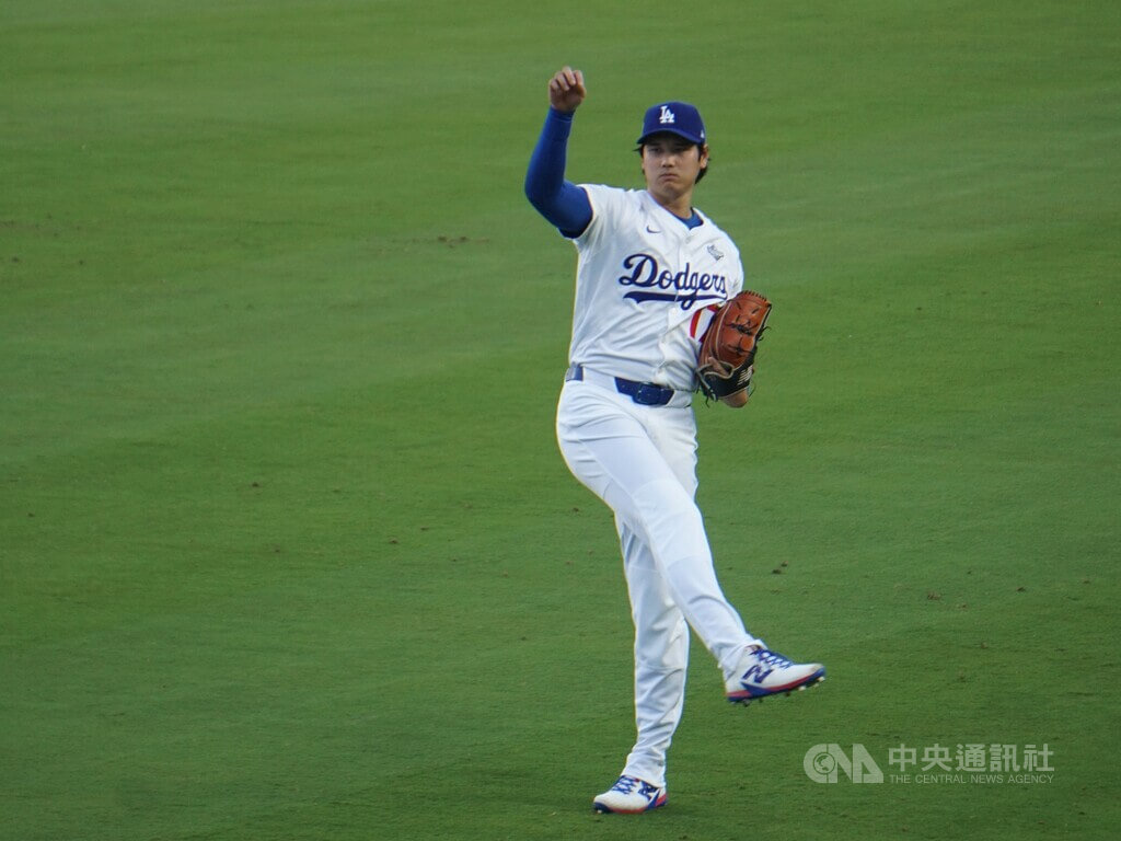 美國職棒洛杉磯道奇球星大谷翔平在世界大賽施展二刀流，擔任第4戰先發投手。圖為他賽前暖身。 圖：中央社