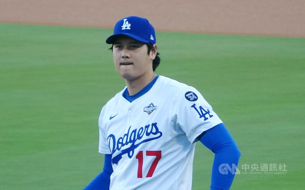 美國職棒洛杉磯道奇球星大谷翔平28日在世界大賽第4戰先發。圖為他賽前熱身。 圖：中央社