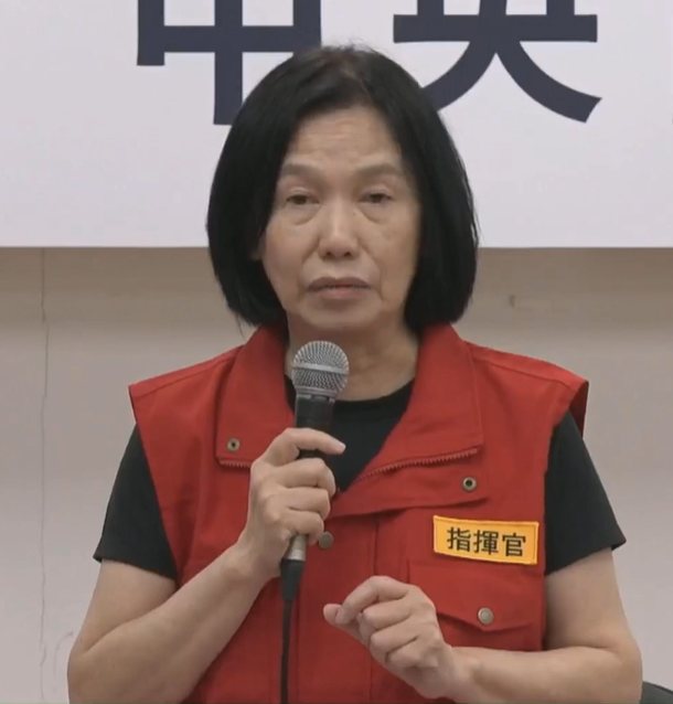 農業部次長杜文珍在今（29）日的中央非洲豬瘟應變中心記者會上特別宣布，請曾經到過案例場的媒體記者自行離隔15天，尤其更不能到其他養豬場。 圖：取自直播畫面