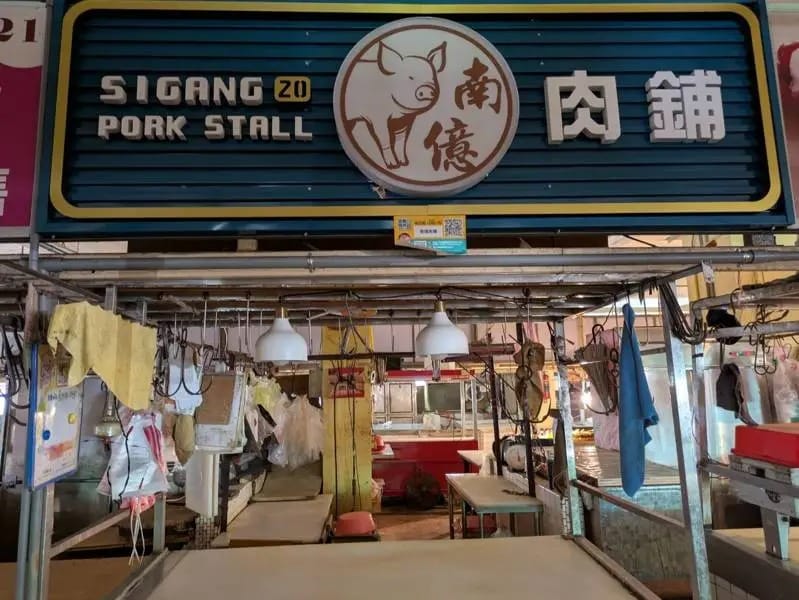 受非洲豬瘟影響，市場大量豬肉攤都已自行停業。 圖：台南市場處提供