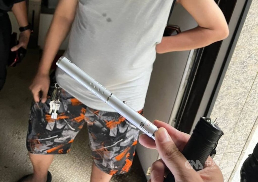 新北市淡水區日前發生淡海輕軌列車駕駛室遭人以雷射筆照射案件，淡水警方循線查獲涉案的蔡姓男子，並起出犯案用雷射筆。（翻攝照片）中央社記者王鴻國傳真　114年10月29日