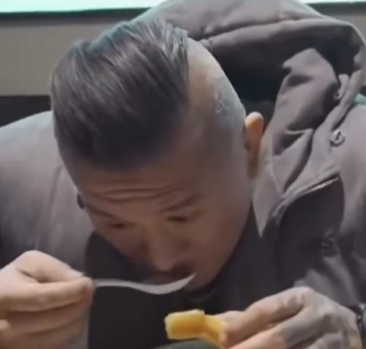 館長品嘗北京特色食物豆汁。 圖：翻攝自 X《通說》