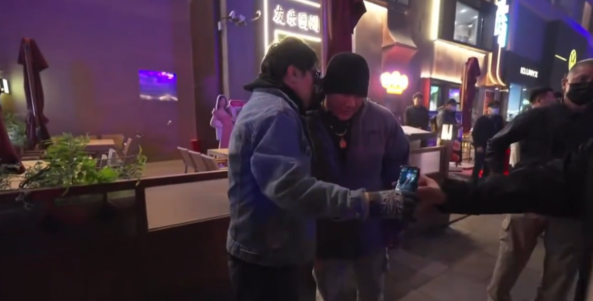 館長昨日在北京的直播上，一名男子對他說出「中國台灣一邊一國」。 圖：翻攝自 X《李老师不是你老师》