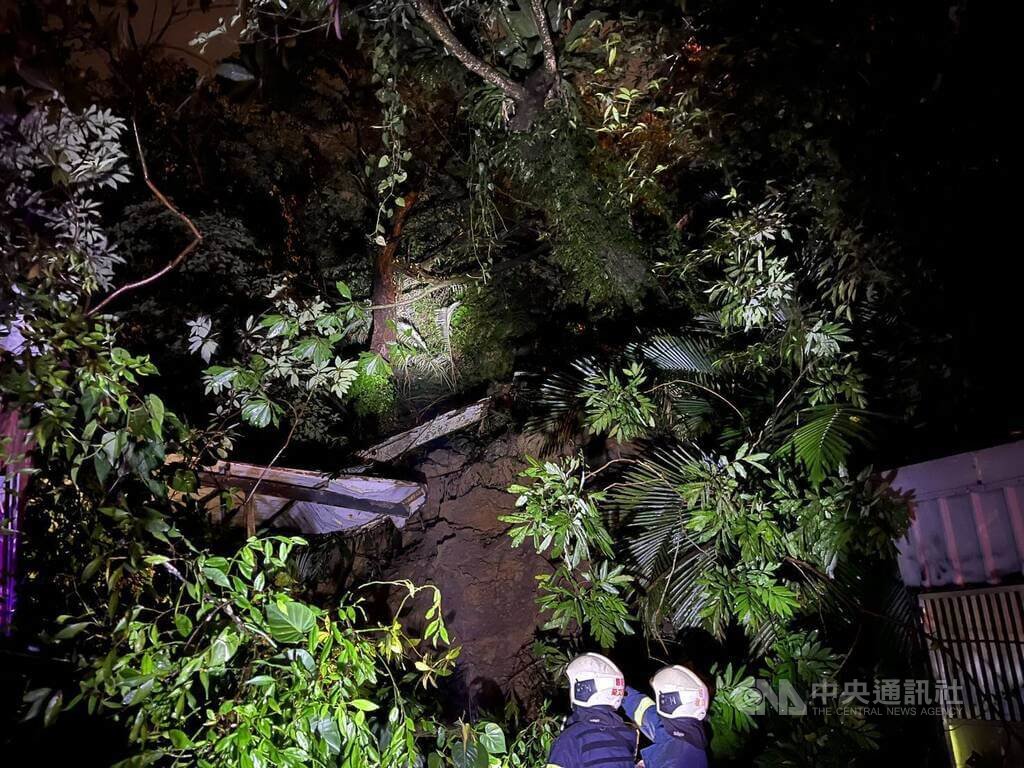 連日降雨，台北市警消28日晚間獲報，指南港區舊莊街一處山坡發生土石滑落事件，連同1株百年老樹因此傾倒滑落，所幸無人傷亡和受困。（翻攝照片）中央社記者黃麗芸傳真　114年10月29日