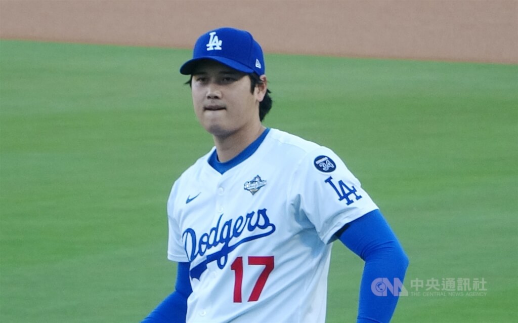美國職棒洛杉磯道奇球星大谷翔平28日在世界大賽第4戰先發。圖為他賽前熱身。 圖：中央社