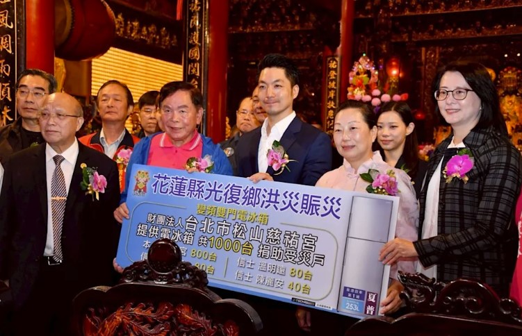 馬太鞍溪堰塞湖上月23日發生溢流，重創光復鄉。然而，身為花蓮縣的大家長的縣長徐榛蔚卻頻頻跑台北拜拜。29日上午，徐榛蔚又搭車到台北，和台北市長蔣萬安同台出席松山慈祐宮三獻大典。 圖：台北市政府/提供