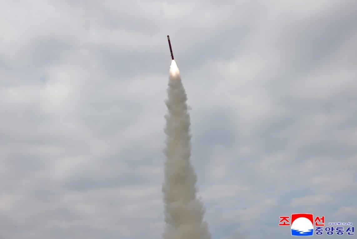 北韓崔賢級驅逐艦28日試射艦對地戰略巡航導彈，《朝中社》宣稱飛行7800秒。 圖：翻攝朝中社