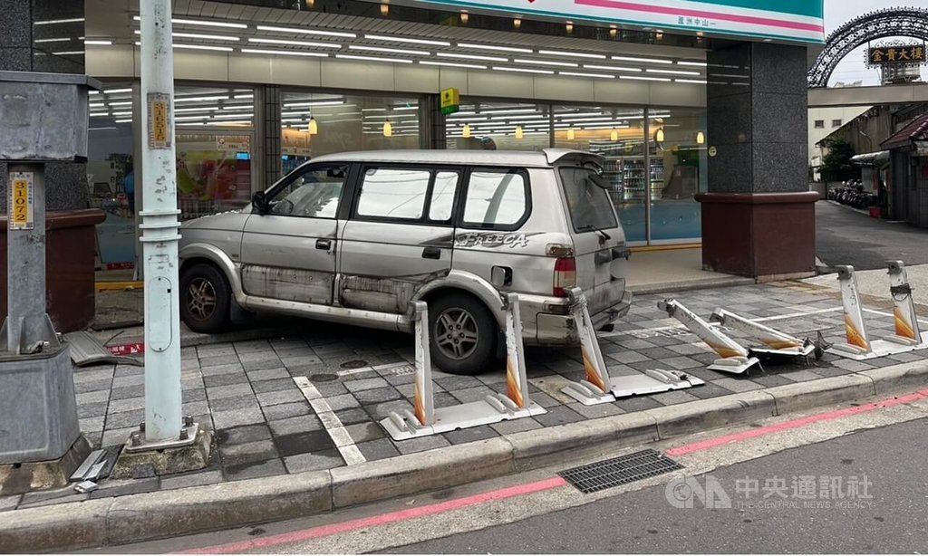 新北市蘆洲區中山一路29日發生車禍，1輛休旅車疑失控衝撞超商，造成超商玻璃門破損、車上1人受傷送醫治療。（翻攝照片）中央社記者王鴻國傳真　114年10月29日