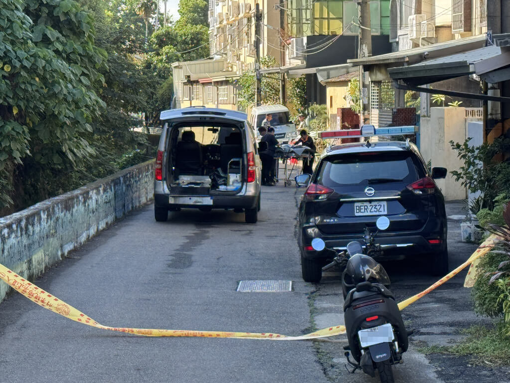 台中市大雅警分局29日接獲民眾報案，指潭子區潭富路一處水溝內有棄嬰，全身裸露，警方到場時，男嬰已經死亡，確切死因待司法相驗後判定。（民眾提供）中央社記者趙麗妍傳真　114年10月29日