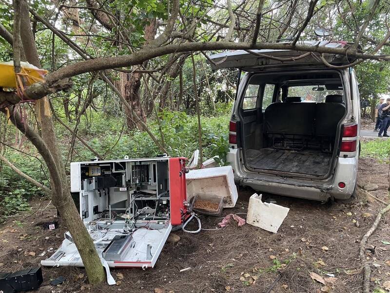 嫌犯將整台蝦皮智取機拆卸搬走，取出錢後棄置新豐海邊。 圖：警方提供
