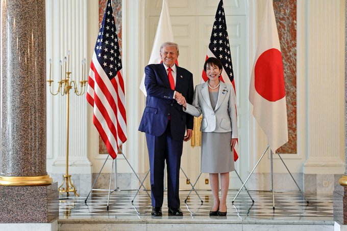 美國總統川普(左)於當地時間 28 日上午前往東京迎賓館，與新任日本首相高市早苗會晤。然而，在會議開始前的致敬儀式中，卻發生了意外的小插曲。 圖：翻攝自 @WhiteHouse X 帳號