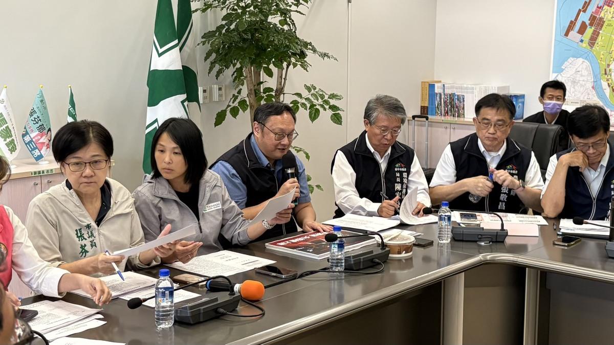 台中市副市長鄭照新29日率相關局處到台中市議會民進黨團報告疫調情況。不過，鄭照新在開會前表示要效仿國民黨團採閉門會議，因此要求跟議員提問時須「清場」，以維「公平性」。 圖：民進黨台中市議會黨團/提供