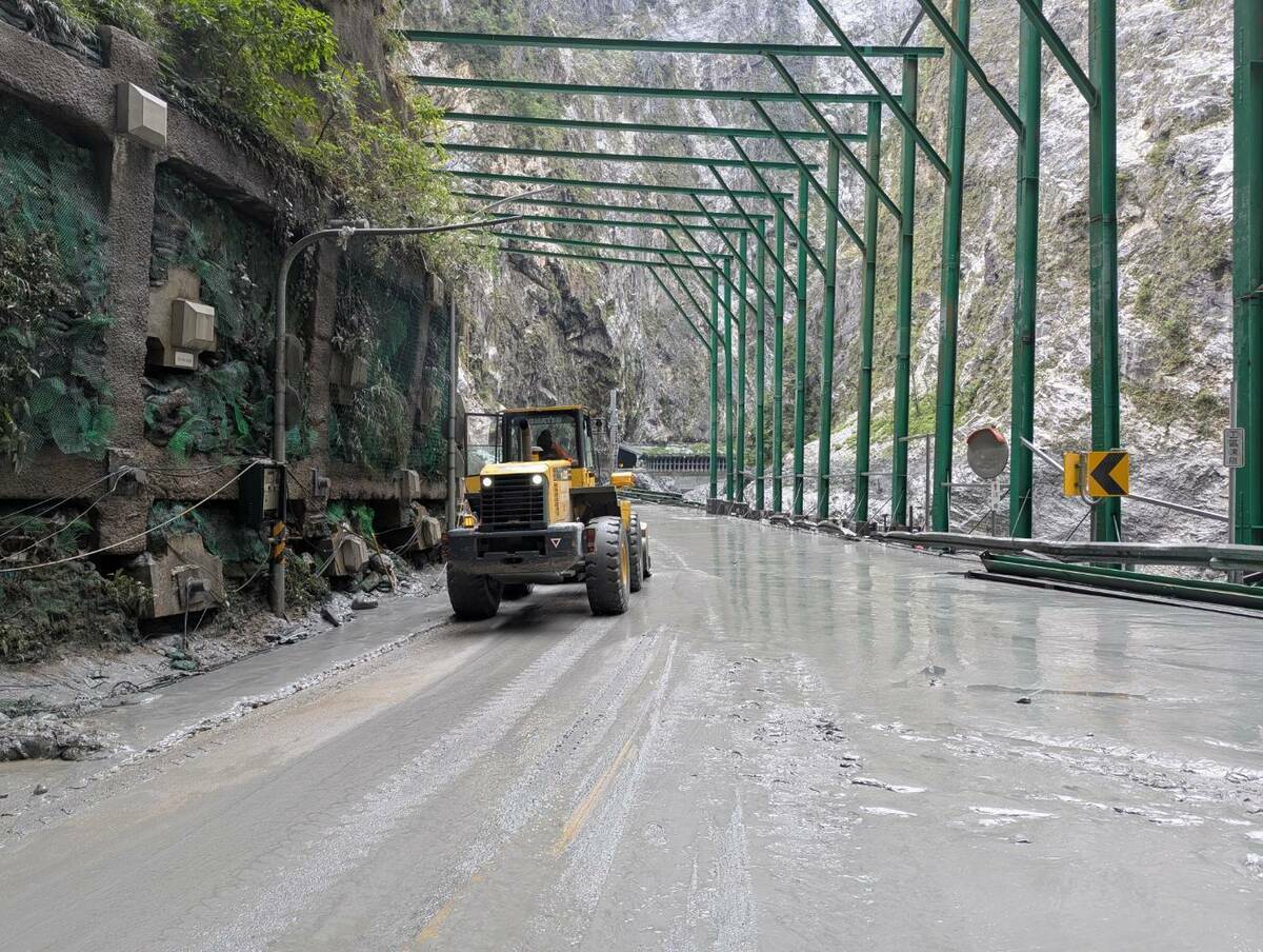 公路局表示，目前立霧溪上游已無堰塞湖，中橫公路台8線天祥至太魯閣路段將開放通行。 圖：公路局／提供