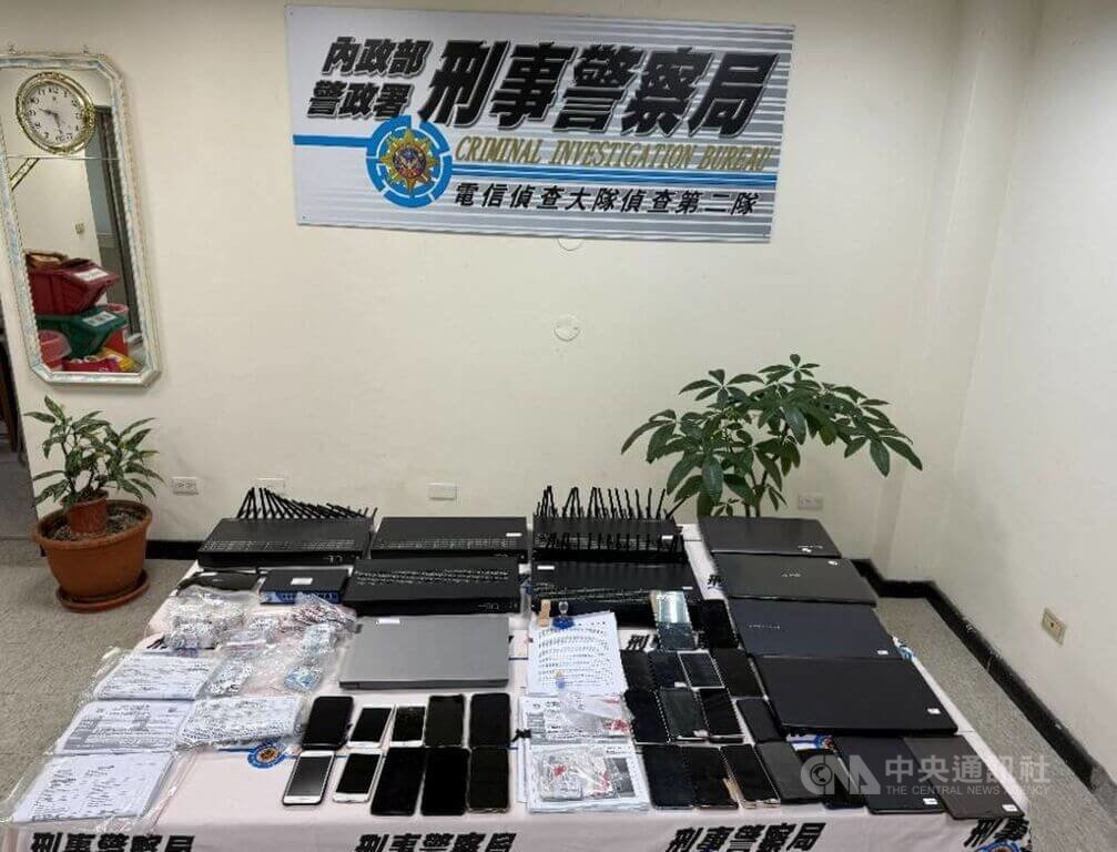 刑事局電信偵查大隊日前破獲DMT話務機房，逮捕32歲張姓主嫌與成員共4人，查扣DMT設備、卡池設備、手機、門號SIM卡等贓證物。（翻攝照片）中央社記者蘇木春傳真　114年10月29日