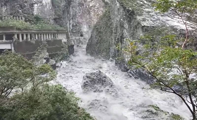 花蓮太魯閣燕子口堰塞湖23日進行壩體降挖減災工程，今天中午約11點30左右出現潰堤情形。 圖：翻攝自林業署臉書