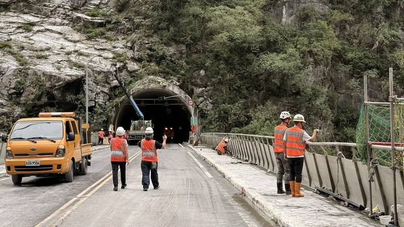 燕子口堰塞湖潰堤後，靳珩隧道西口終於重見天日。 圖：公路局／提供