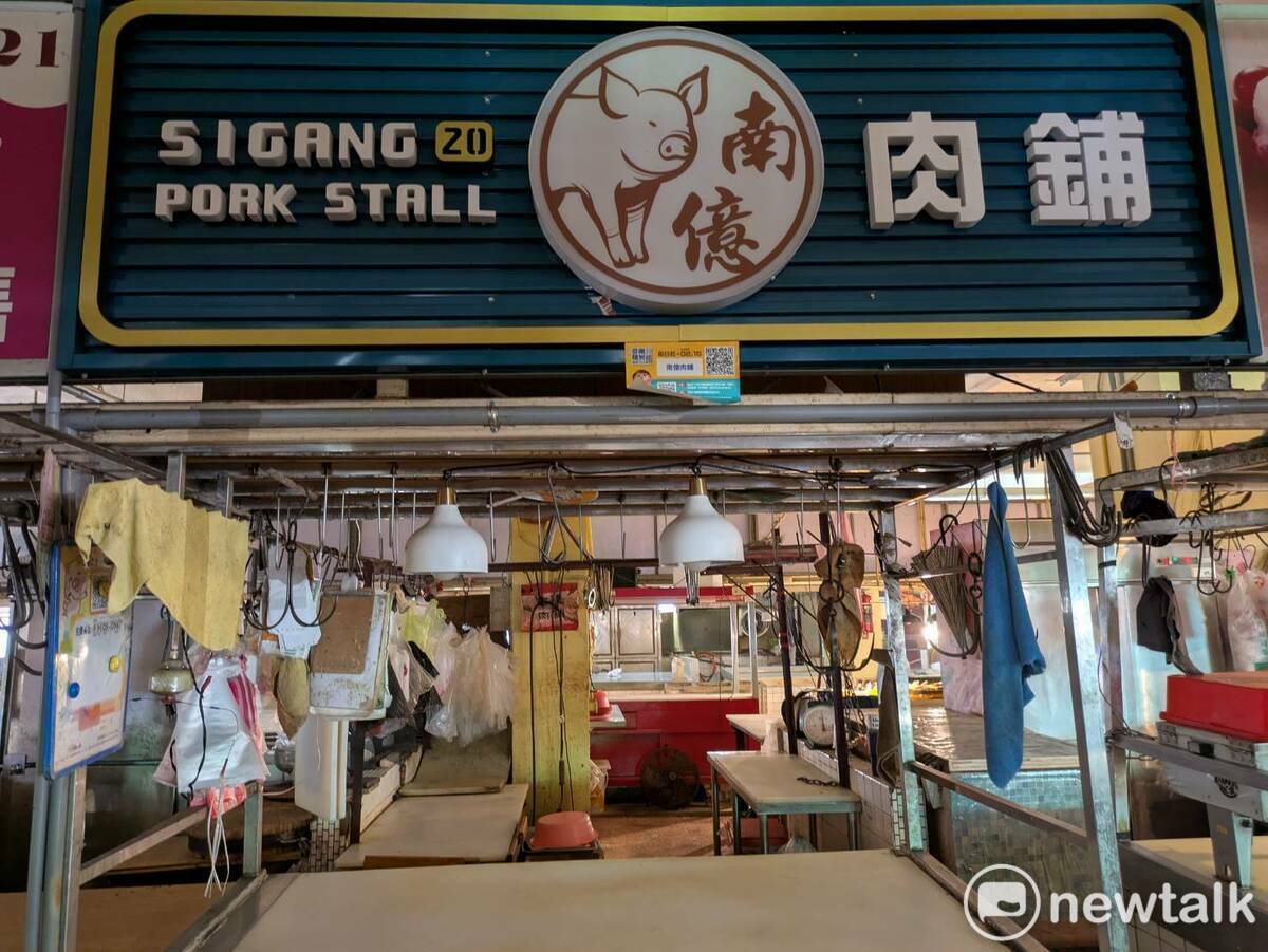 因應非洲豬瘟疫情影響，部分傳統市場豬肉攤商依中央防疫規範暫停營業。臺南市共有59處公有零售市場，約290攤豬肉攤。為減輕攤商負擔，臺南市政府宣布，將減收公有零售市場豬肉攤商1個月之使用費。 圖：台南市政府提供