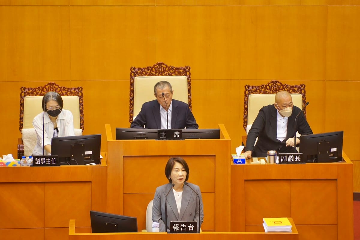 周春米(前)在屏東縣議會第20屆第6次定期會中進行施政總報告。 圖：屏東縣政府/提供