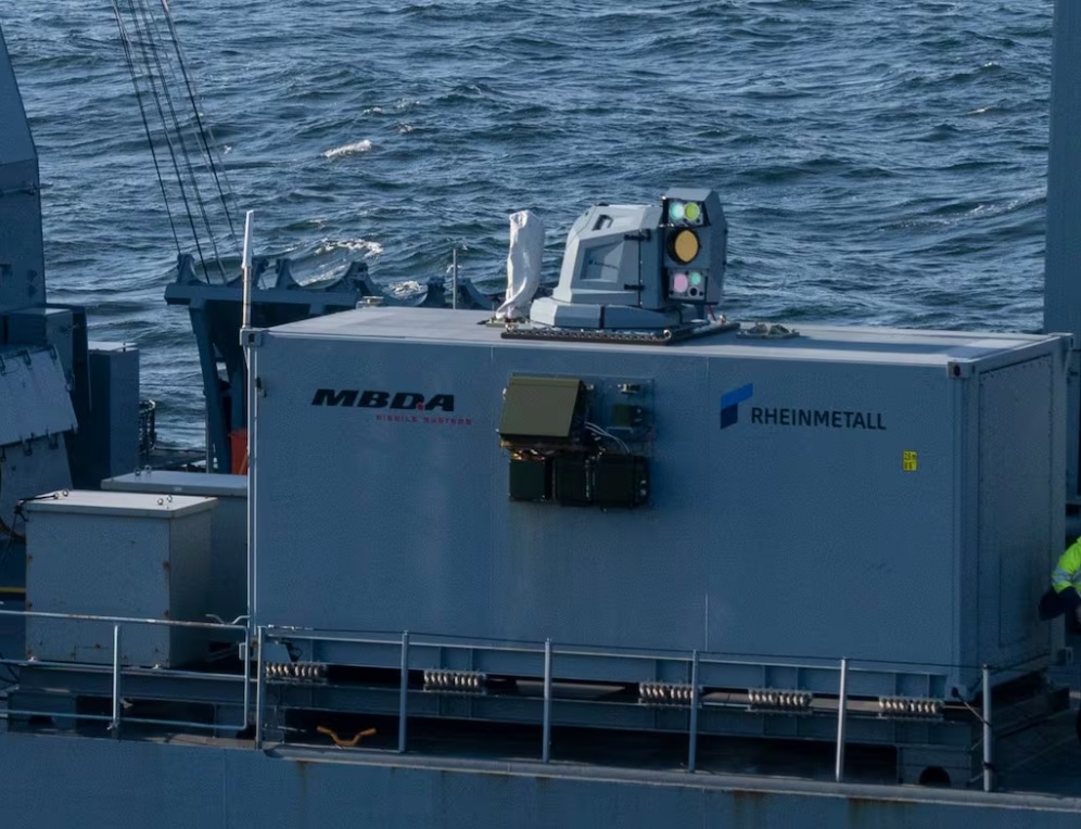 德國海軍在「薩克森號」巡防艦上測試萊茵金屬-MBDA公司的雷射武器示範樣機。 圖：翻攝萊茵金屬官網
