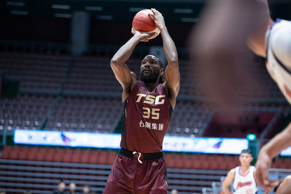 台灣職籃P.LEAGUE+ 台鋼獵鷹隊29日與桃園璞園領航猿隊交手，同時也是前NBA球員半獸人（Kenneth Faried）（圖）PLG首秀，他上場31分鐘，繳出12分、12籃板，可惜終場獵鷹仍以89比101吞敗。（P.LEAGUE+ 提供）中央社記者陳容琛傳真　114年10月29日