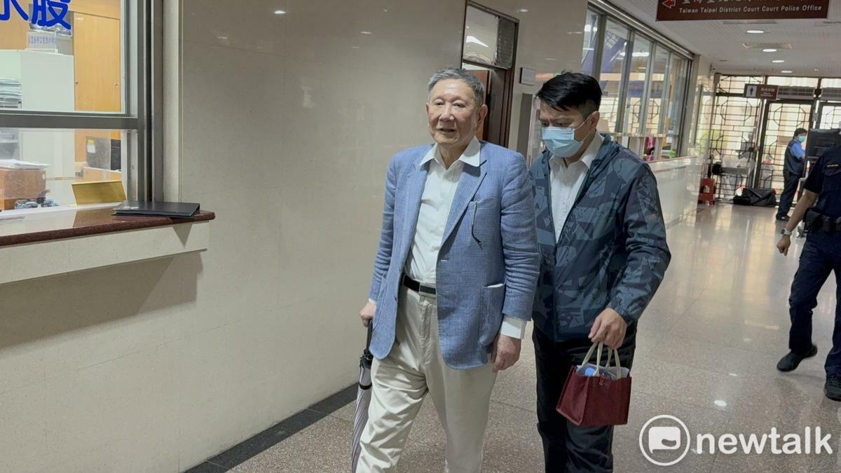 威京集團主席沈慶京今天不用坐輪椅，拄著拐杖出庭。 圖：周煊惠 / 攝（資料照片）