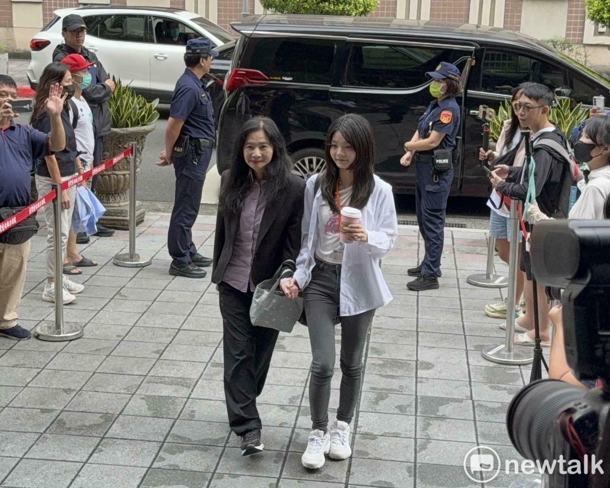 國民黨台北市議員應曉薇（左）與女兒應佳妤（右）牽著手出庭。 圖：周煊惠 / 攝