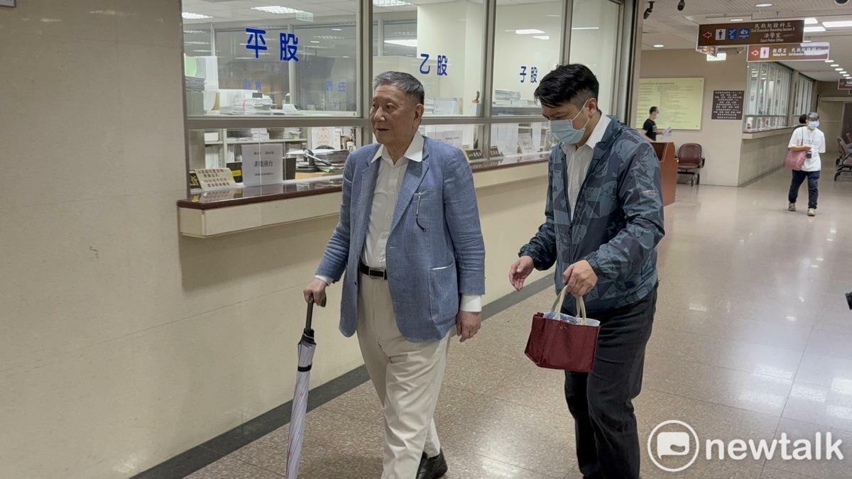 威京集團主席沈慶京今天不用坐輪椅，拄著拐杖出庭。 圖：周煊惠 / 攝