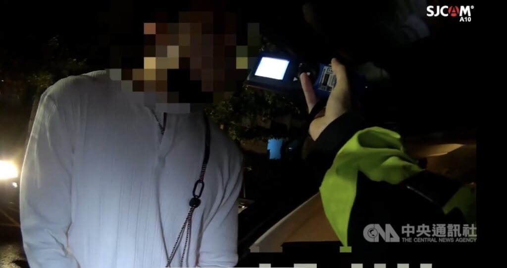 藝人周孝安（左）24日凌晨酒後移車，遭員警攔查發現渾身散發酒味，經檢測酒測值超標送辦。（翻攝照片）中央社記者黃麗芸傳真　114年10月27日