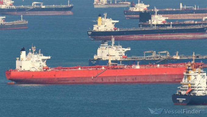 載有約 73 萬桶俄羅斯原油的「富裡亞號」（Furia）油輪，原定前往印度古吉拉特邦的煉油廠，但在 10 月 28 日於丹麥與德國之間的海峽突然掉頭返航，目前停泊於波羅的海。目前幫俄羅斯運油的影子艦隊紛紛受到制裁。 圖:翻攝自 X @nexta_tv