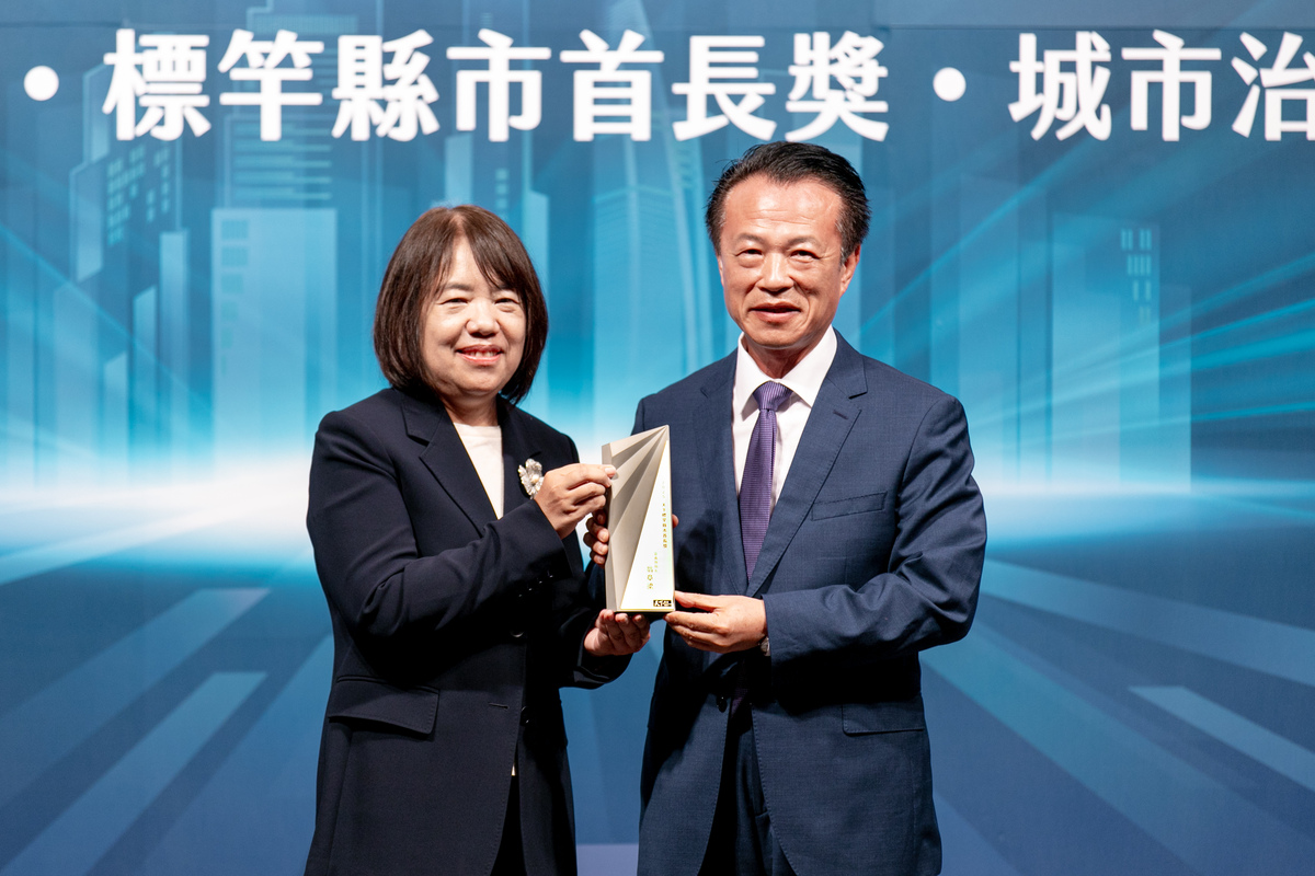 天下雜誌29日舉行「2025天下城市治理卓越獎」暨「永續幸福城市獎」、「標竿縣市首長獎」頒獎典禮，嘉義縣長翁章梁以83.3分蟬聯標竿組首位，為全台縣市長施政滿意度最高分，而他也親自出席受獎，並感謝縣民的肯定。 圖：嘉義縣府/提供
