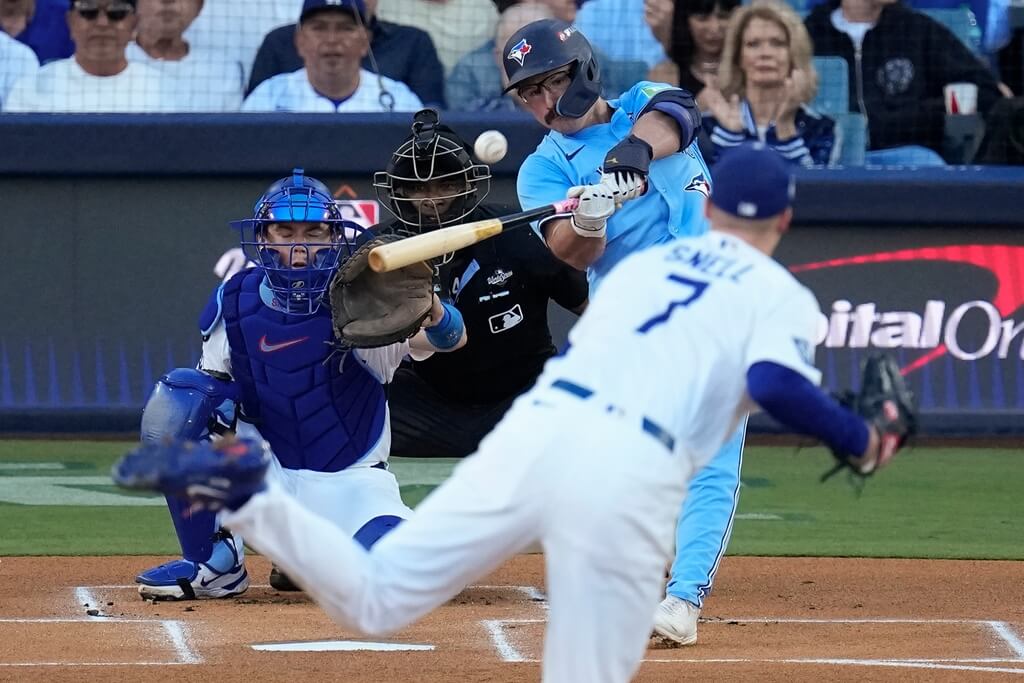 美國MLB世界大賽第5戰29日舉行，多倫多藍鳥1棒施耐德首局首打席開轟，藍鳥最終以6比1擊敗洛杉磯道奇。 圖：（美聯社）