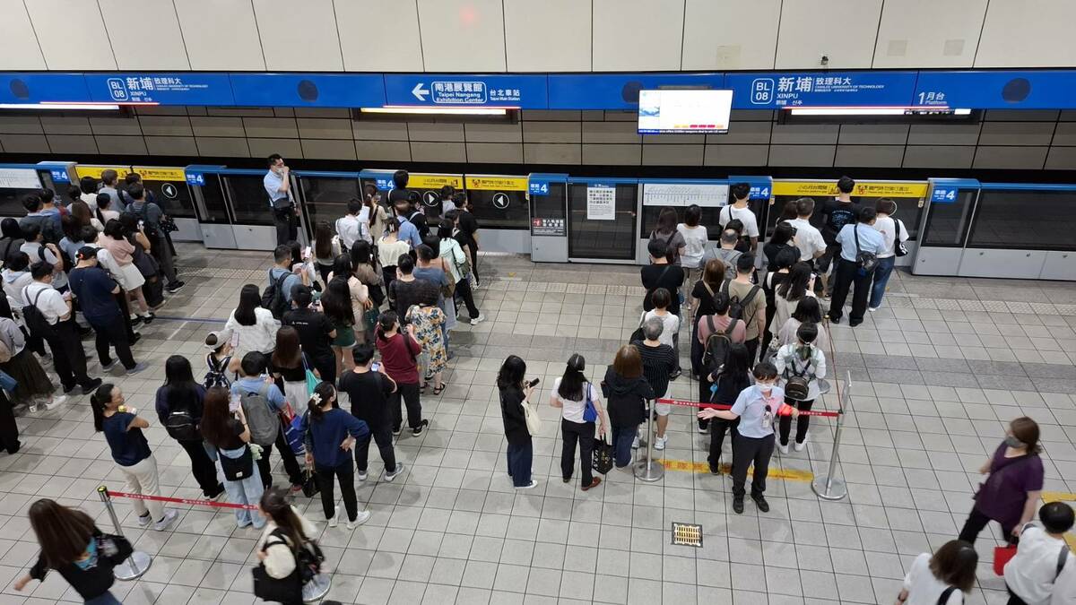 為配合演習，期間乘客仍可上下列車，但下車後須配合站務人員引導，至大廳層或月台層原地避難。(捷運示意圖) 圖：台北大眾捷運公司／提供(資料照)