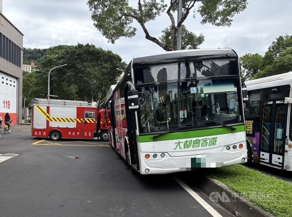 台北市士林區30日發生一輛公車自撞分隔島事故，由於地點鄰近消防局，劍潭分隊人員見狀立即上前協助，所幸駕駛及車上乘客均未受傷。（翻攝照片）中央社記者黃麗芸傳真　114年10月30日