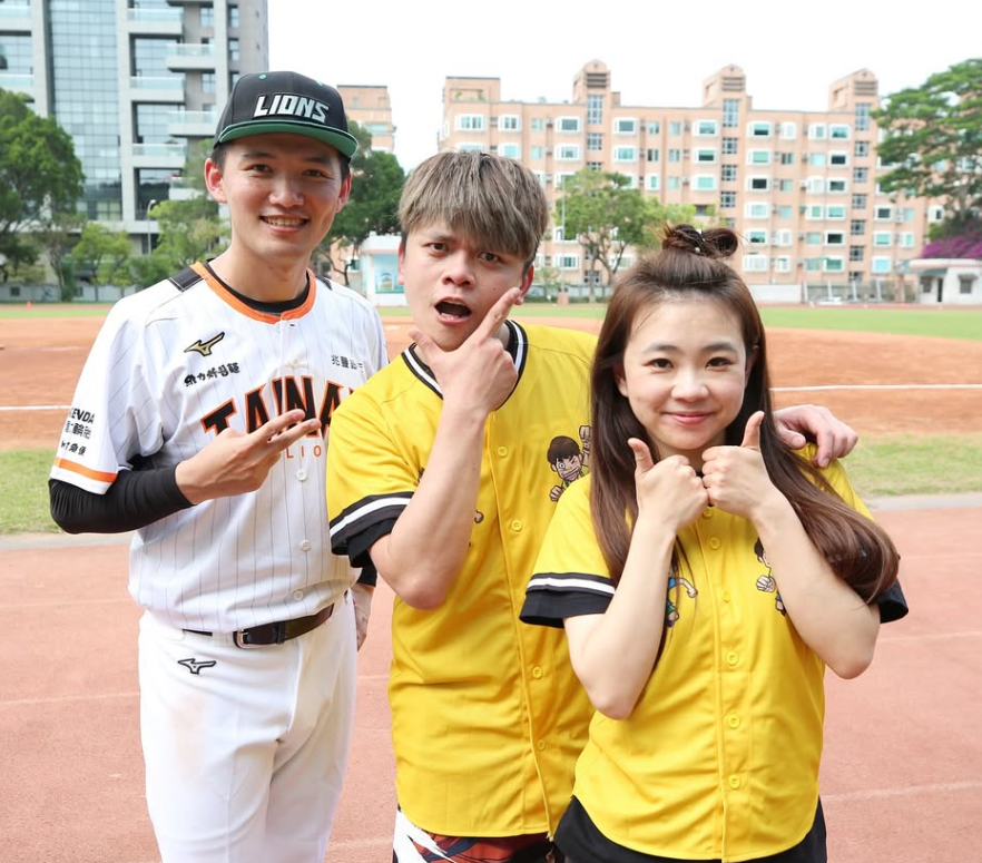 棒球YouTuber「台南Josh」(左)2022年簽字離婚。 圖：翻攝自蔡阿嘎IG