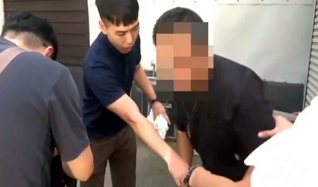 嘉義市東、西區區公所臉書粉絲專頁被詐團盜用成立假帳號，以免費課程名義誘騙民眾加入虛擬貨幣假投資平台；警方據報偵辦，日前逮捕出面取款吳姓車手（右1），以詐欺罪嫌移送，當天即遭檢方聲請羈押獲准。（警方提供）中央社記者黃國芳傳真　114年10月30日