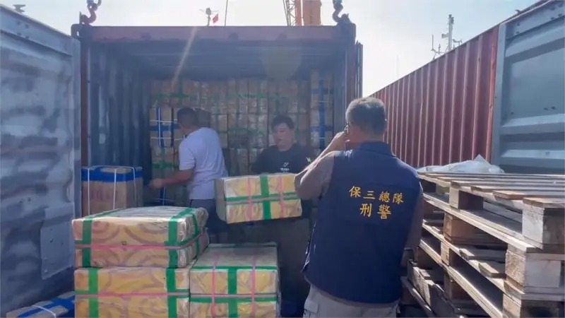 警政署保三總隊與海巡署聯合查獲走私逾4000萬菸品以及133公噸冷凍雞肉、豬肉等。 圖：保三總隊刑警大隊提供