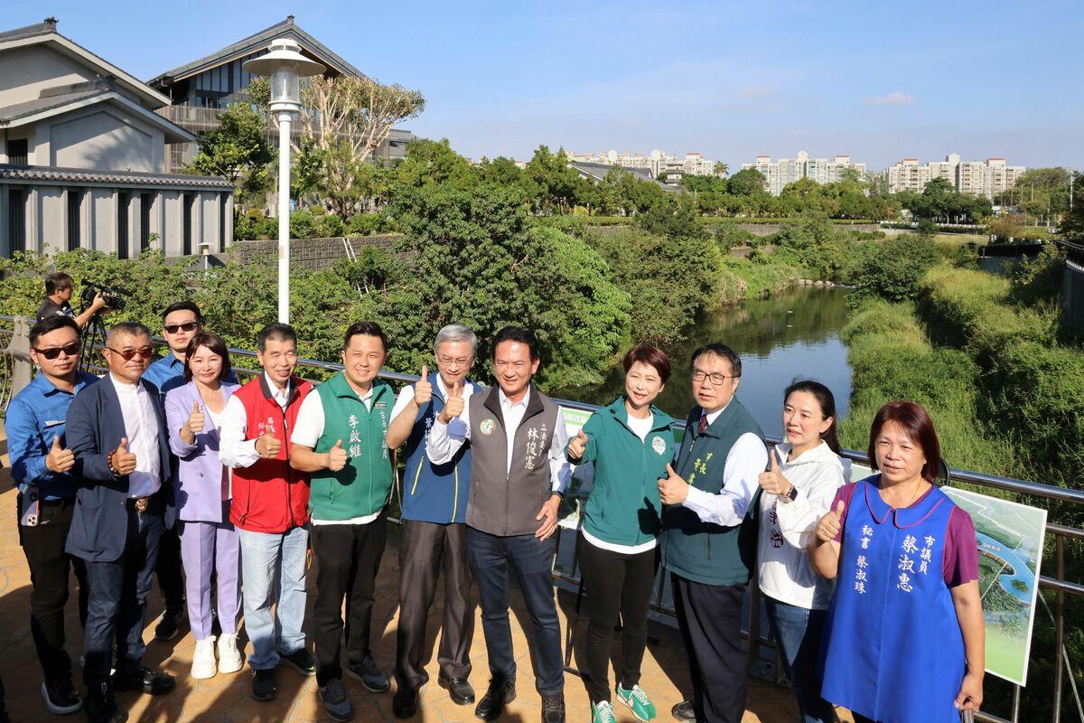 台南市竹溪水質淨化場第二期工程今舉行開工動土典禮，台南市長黃偉哲等人主持祝禱儀式，期許工程順利如期完成，讓竹溪成為潔淨並充滿生命力的河川，也為民眾增添一處休閒的好地方。 圖：台南市政府提供