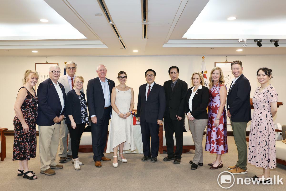 「美國中西部跨州議會領袖團」拜會台南市政府，台南市長黃偉哲偕新聞及國際關係處長蘇恩恩接待訪團。該團成員皆是首次到訪台南，黃市長除介紹台南的城市特色外，雙方也就農業、半導體、綠能、精密科技等議題進行交流，希望進一步強化台美地方間的友好合作與互動。 圖：台南市政府提供