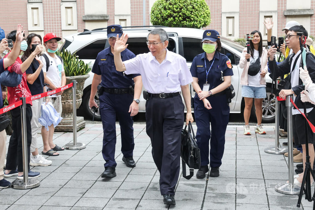 台北地方法院審理京華城案，30日再開審理庭，傳喚前台北市長柯文哲（前中），柯文哲抵達時向支持者揮手致意。中央社記者裴禛攝  114年10月30日